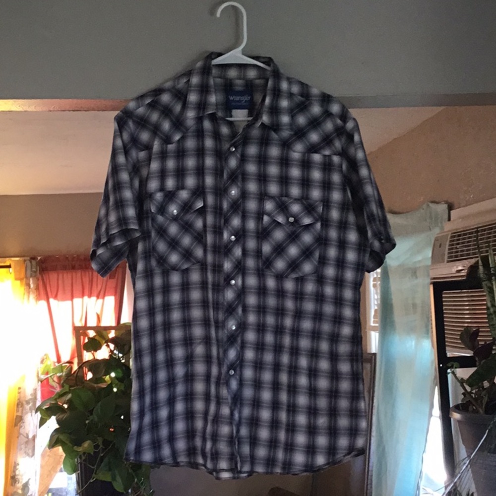 Wrangler pearl snap, size large, brand new condition, no stains or tears